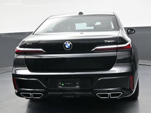 Used 2025 BMW 760i xDrive w/ Luxury Rear Seating Package AWD/4WD image 4