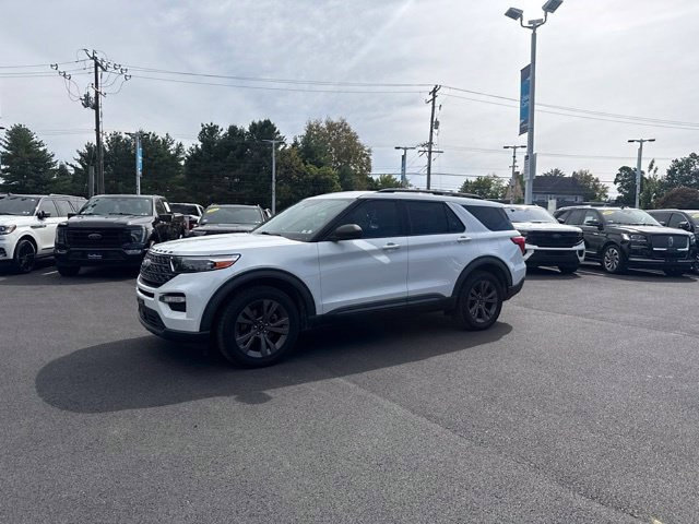 Used 2021 Ford Explorer XLT w/ Equipment Group 202A AWD/4WD image 3