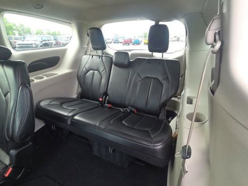 Used 2023 Chrysler Pacifica Touring-L FWD image 18