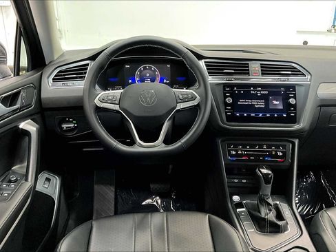 Used 2024 Volkswagen Tiguan SE image 8