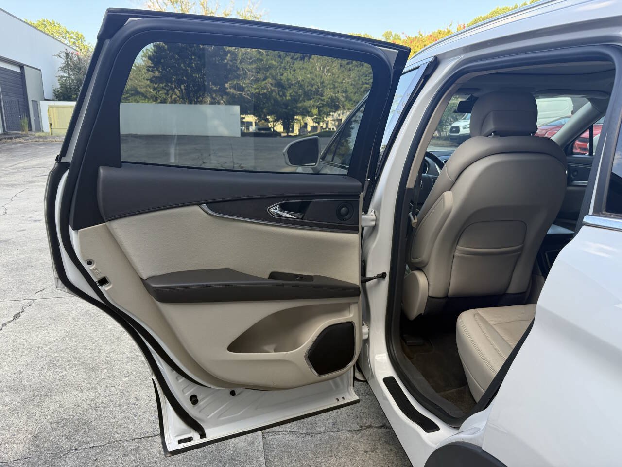 Used 2018 Lincoln MKX Reserve w/ Driver Assistance Package FWD image 40