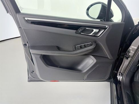 Certified 2023 Porsche Macan AWD/4WD image 6