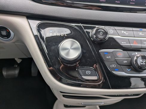 Used 2024 Chrysler Pacifica Touring-L FWD image 27