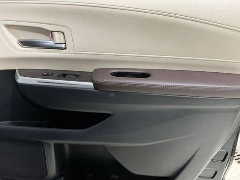 Used 2021 Toyota Sienna Limited image 21