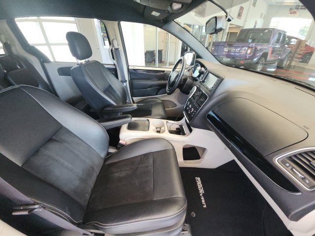 Used 2017 Dodge Grand Caravan SXT FWD image 14