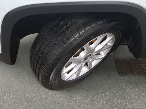 Used 2016 Jeep Cherokee Latitude w/ Cold Weather Group AWD/4WD image 32