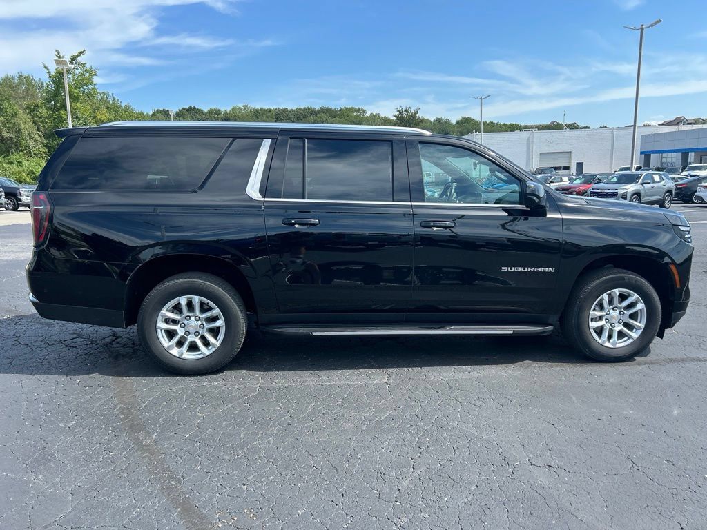 Used 2025 Chevrolet Suburban LT AWD/4WD image 4