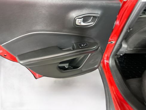 Used 2018 Jeep Compass Altitude FWD image 24