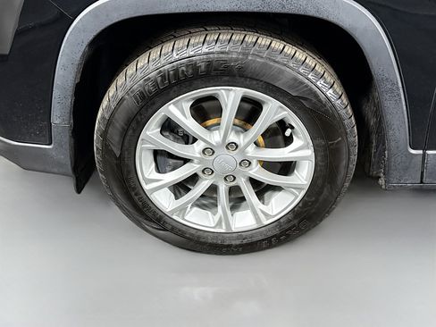 Used 2019 Jeep Cherokee Latitude w/ Popular Appearance Group image 37