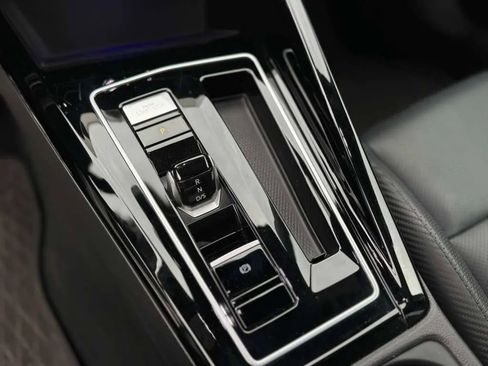 Used 2024 Volkswagen Golf R image 37