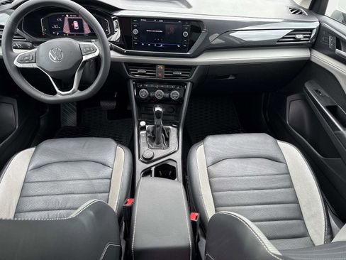 Certified 2022 Volkswagen Taos SEL w/ Panoramic Sunroof Package image 16