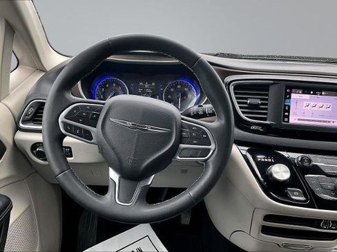 Used 2022 Chrysler Voyager LX image 5