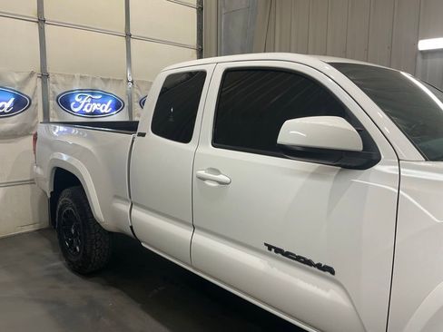 Used 2022 Toyota Tacoma SR5 AWD/4WD image 4