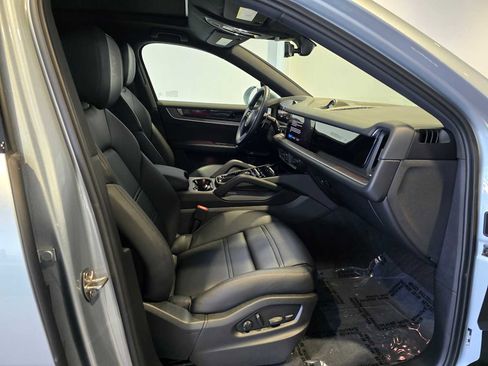 Used 2024 Porsche Cayenne Coupe image 13