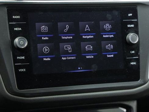 Used 2022 Volkswagen Tiguan SE image 17