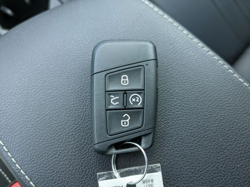 Certified 2023 Volkswagen Tiguan SE FWD image 32