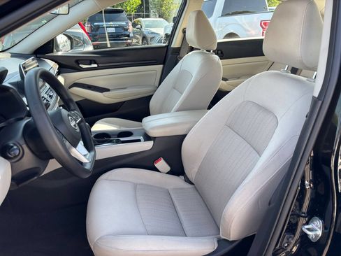 Used 2025 Nissan Altima 2.5 SV FWD image 25