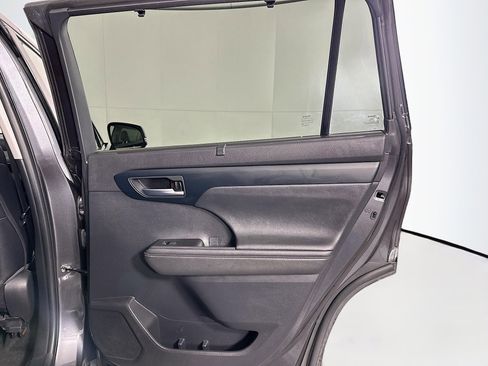 Used 2023 Toyota Highlander XLE image 32