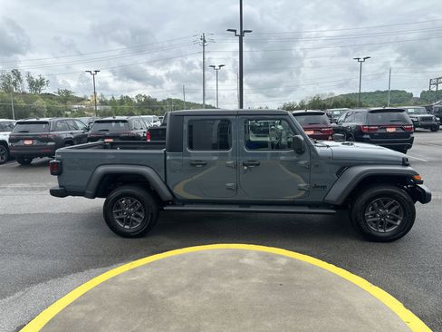 New 2025 Jeep Gladiator Sport image 6