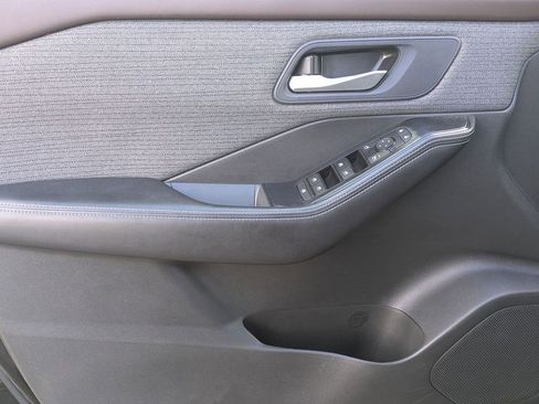 Used 2023 Nissan Rogue SV image 11