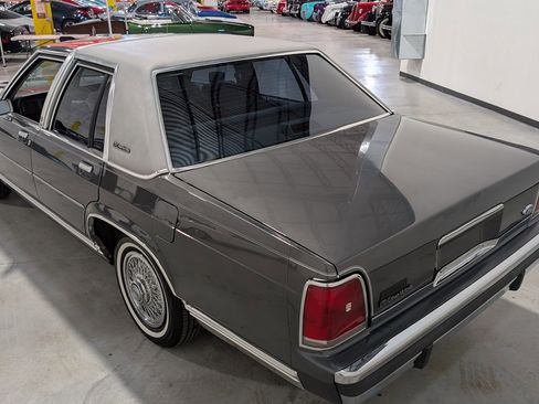 Used 1988 Ford LTD Crown Victoria RWD image 8