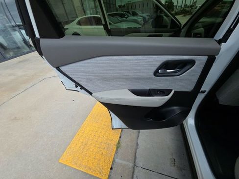 Used 2023 Nissan Rogue SV FWD image 22