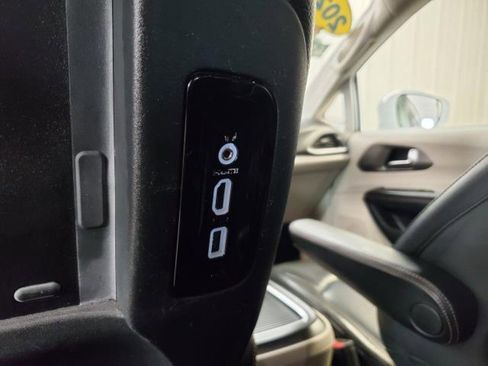 Used 2020 Chrysler Pacifica Touring-L Plus FWD image 13