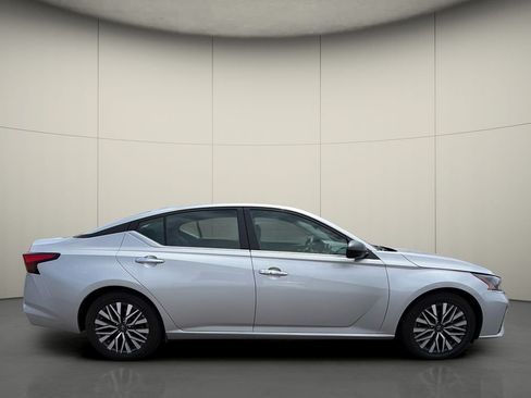 Used 2024 Nissan Altima 2.5 SV FWD image 8
