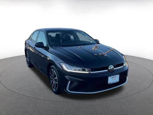 Used 2025 Volkswagen Jetta SE image 3