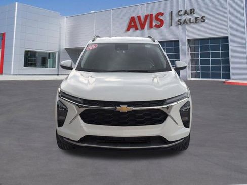 Used 2025 Chevrolet Trax LT w/ LT Convenience Package FWD image 2