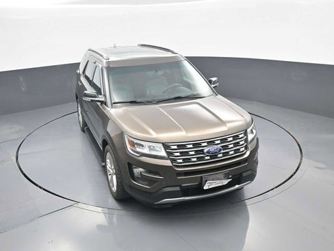 Used 2016 Ford Explorer XLT w/ Equipment Group 202A AWD/4WD image 27