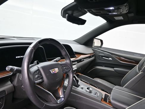 Certified 2024 Cadillac Escalade Premium Luxury image 10
