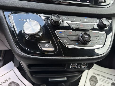 Used 2025 Chrysler Pacifica Select FWD image 21