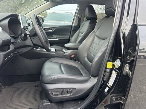 Used 2021 Toyota RAV4 XLE Premium image 10