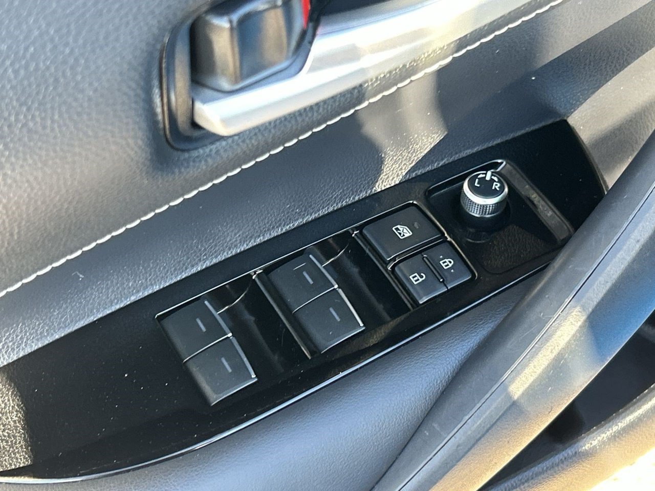 Used 2019 Toyota Corolla SE w/ SE Option Package FWD image 18