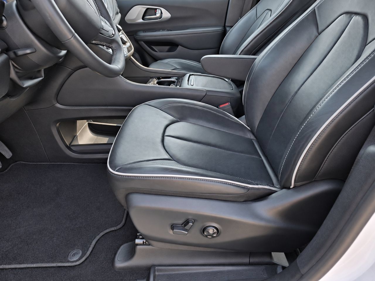 Used 2025 Chrysler Pacifica Limited FWD image 14