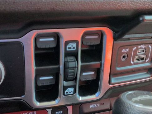 Used 2024 Jeep Gladiator Sport AWD/4WD image 23