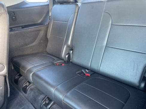 Used 2020 Chevrolet Traverse LT image 10