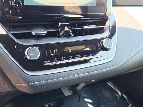 Certified 2025 Toyota Corolla SE w/ SE Package FWD image 19