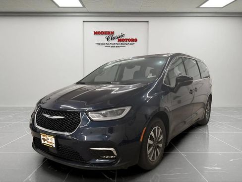 Used 2023 Chrysler Pacifica Touring-L FWD image 3