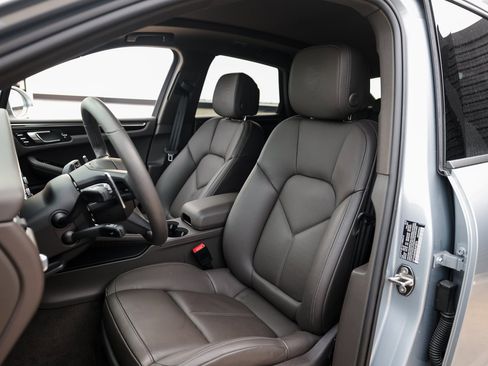 Certified 2025 Porsche Macan image 5