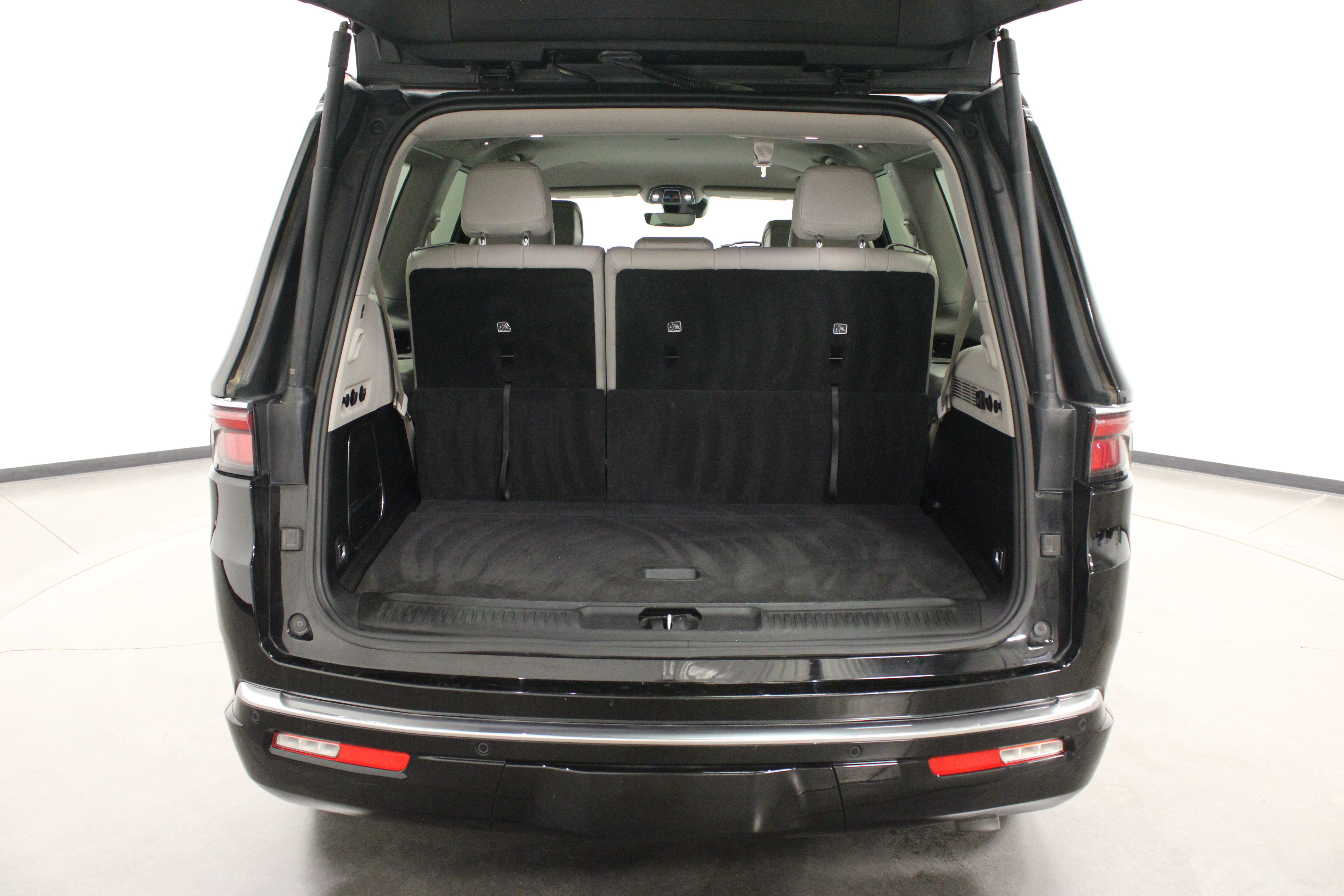 Used 2024 Jeep Wagoneer Series II AWD/4WD image 13