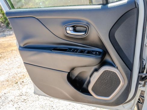 Used 2016 Jeep Renegade Limited image 25