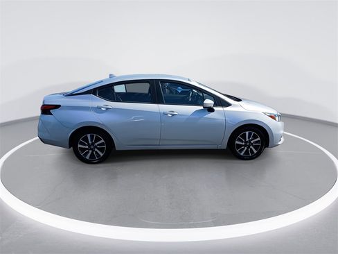 Used 2022 Nissan Versa SV image 9