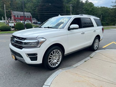 Used 2024 Ford Expedition Limited AWD/4WD image 3