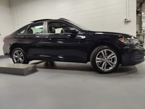 Used 2024 Volkswagen Jetta SE w/ Panoramic Sunroof Package image 3