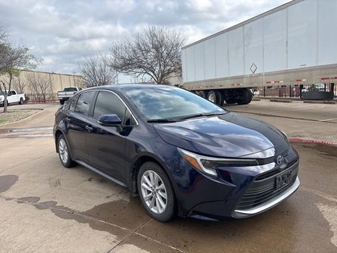 Used 2024 Toyota Corolla XLE image 3