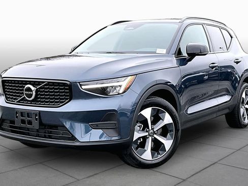 Used 2026 Volvo XC40 B5 Core w/ Climate Package AWD/4WD image 2