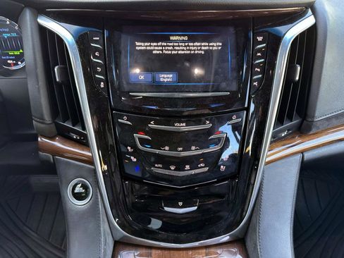 Used 2019 Cadillac Escalade ESV Premium Luxury image 28