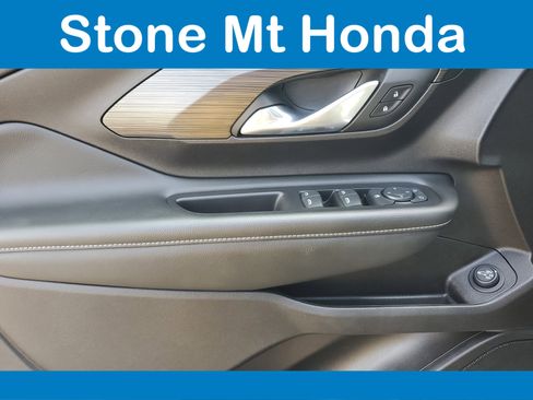 Used 2024 GMC Terrain SLT image 22